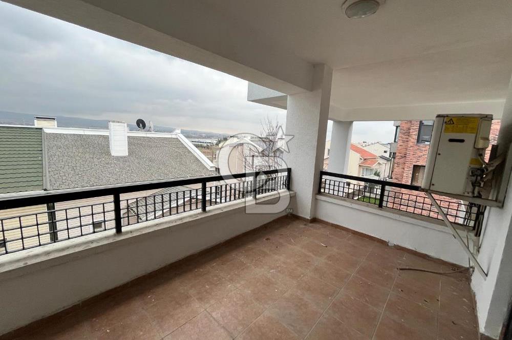 GÖLBAŞI KARŞIYAKA'DA GÖL MANZARALI TRİPLEKS SATILIK VİLLA