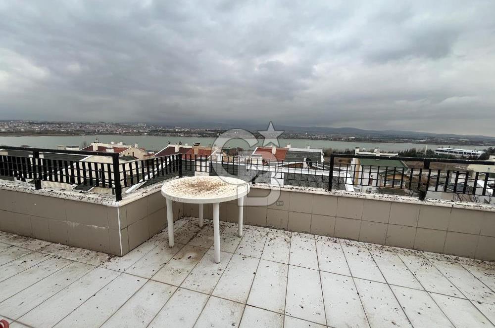 GÖLBAŞI KARŞIYAKA'DA GÖL MANZARALI TRİPLEKS SATILIK VİLLA