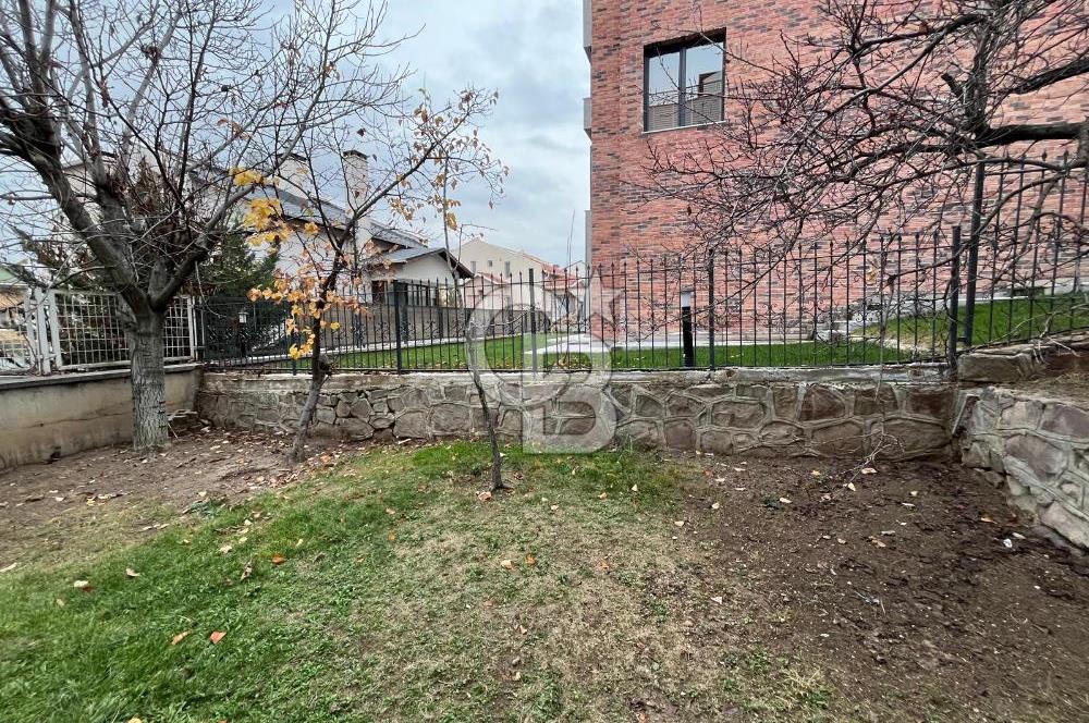 GÖLBAŞI KARŞIYAKA'DA GÖL MANZARALI TRİPLEKS SATILIK VİLLA