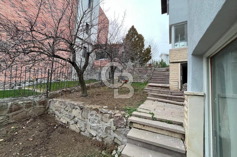 GÖLBAŞI KARŞIYAKA'DA GÖL MANZARALI TRİPLEKS SATILIK VİLLA