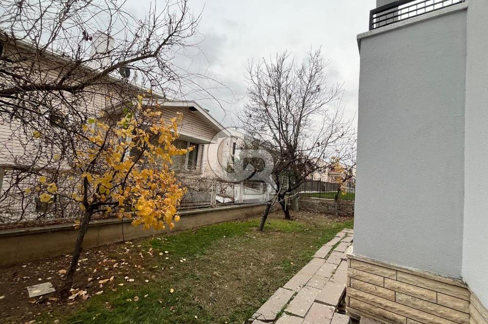 GÖLBAŞI KARŞIYAKA'DA GÖL MANZARALI TRİPLEKS SATILIK VİLLA