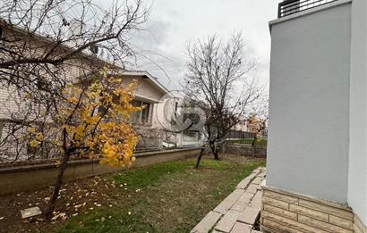 GÖLBAŞI KARŞIYAKA'DA GÖL MANZARALI TRİPLEKS SATILIK VİLLA