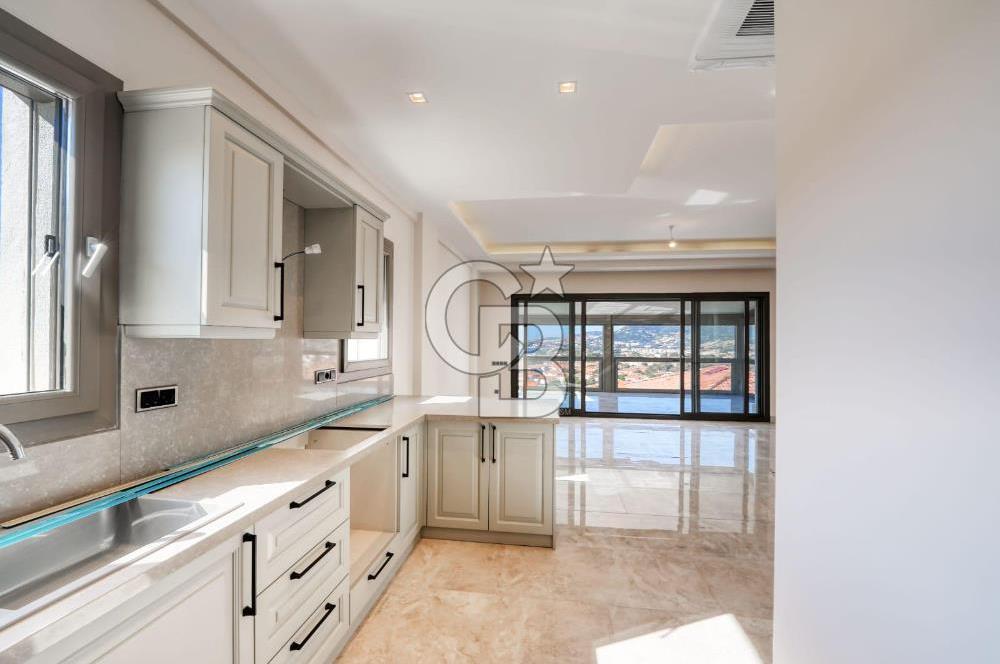 FOÇA'DA SATILIK DENİZ MANZARALI ASANSÖRLÜ HAVUZLU MUHTEŞEM VİLLA