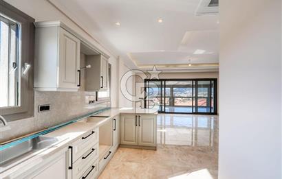 FOÇA'DA SATILIK DENİZ MANZARALI ASANSÖRLÜ HAVUZLU MUHTEŞEM VİLLA