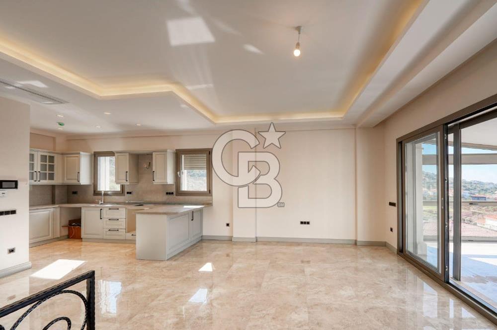 FOÇA'DA SATILIK DENİZ MANZARALI ASANSÖRLÜ HAVUZLU MUHTEŞEM VİLLA