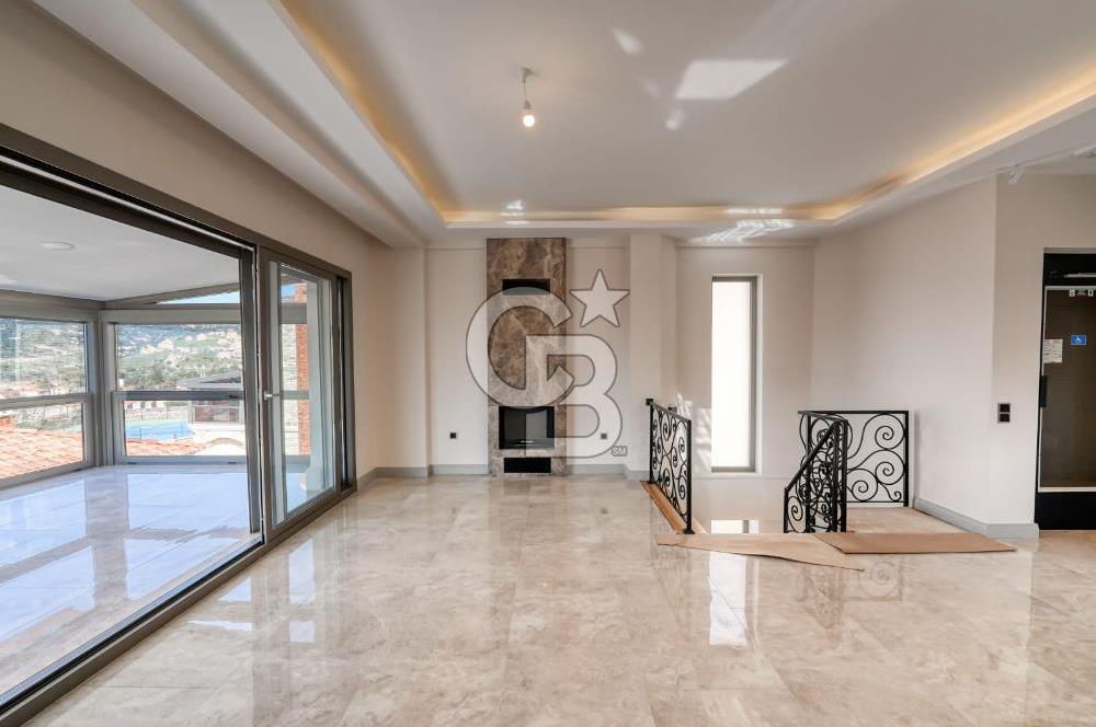 FOÇA'DA SATILIK DENİZ MANZARALI ASANSÖRLÜ HAVUZLU MUHTEŞEM VİLLA