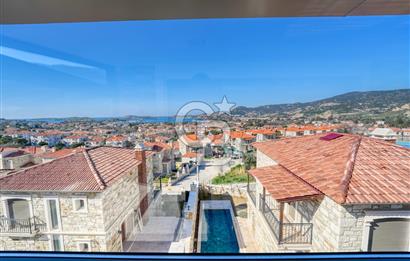 FOÇA'DA SATILIK DENİZ MANZARALI ASANSÖRLÜ HAVUZLU MUHTEŞEM VİLLA