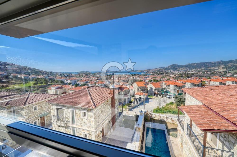 FOÇA'DA SATILIK DENİZ MANZARALI ASANSÖRLÜ HAVUZLU MUHTEŞEM VİLLA