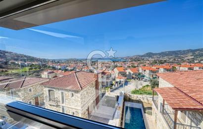 FOÇA'DA SATILIK DENİZ MANZARALI ASANSÖRLÜ HAVUZLU MUHTEŞEM VİLLA