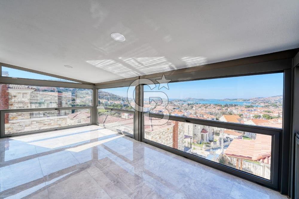 FOÇA'DA SATILIK DENİZ MANZARALI ASANSÖRLÜ HAVUZLU MUHTEŞEM VİLLA