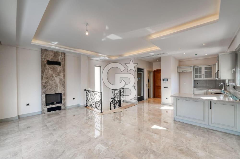 FOÇA'DA SATILIK DENİZ MANZARALI ASANSÖRLÜ HAVUZLU MUHTEŞEM VİLLA