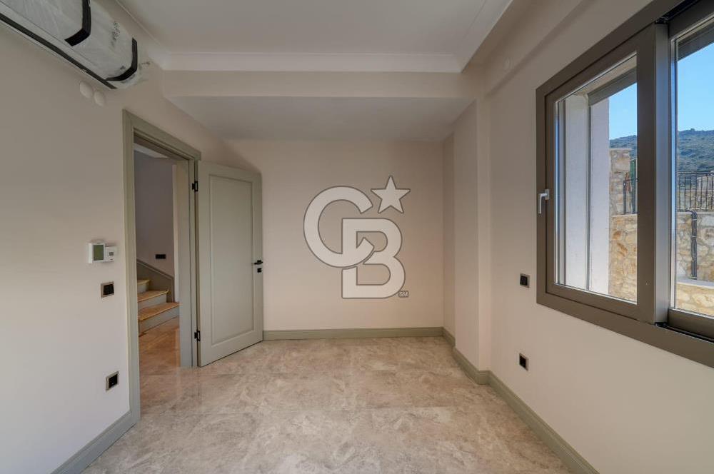 FOÇA'DA SATILIK DENİZ MANZARALI ASANSÖRLÜ HAVUZLU MUHTEŞEM VİLLA