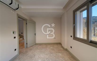 FOÇA'DA SATILIK DENİZ MANZARALI ASANSÖRLÜ HAVUZLU MUHTEŞEM VİLLA