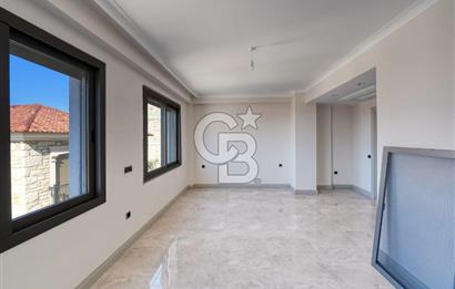 FOÇA'DA SATILIK DENİZ MANZARALI ASANSÖRLÜ HAVUZLU MUHTEŞEM VİLLA