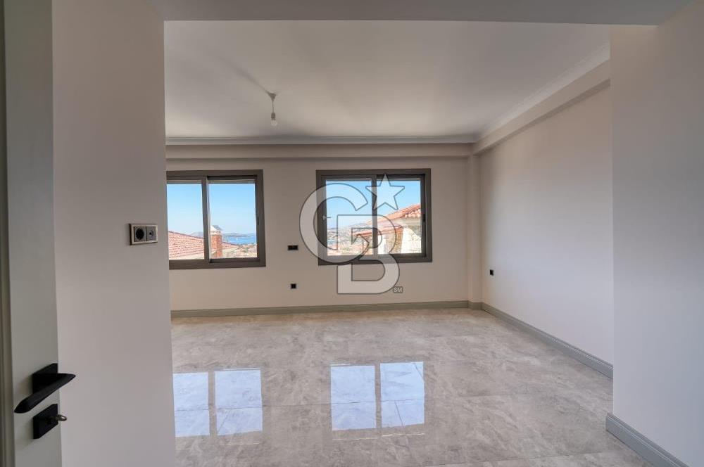 FOÇA'DA SATILIK DENİZ MANZARALI ASANSÖRLÜ HAVUZLU MUHTEŞEM VİLLA