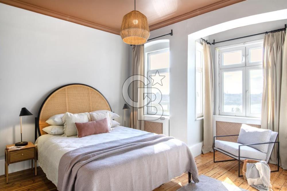 Şişhane'de Cadde üzerinde Kesintisiz Haliç Manzaralı Satılık