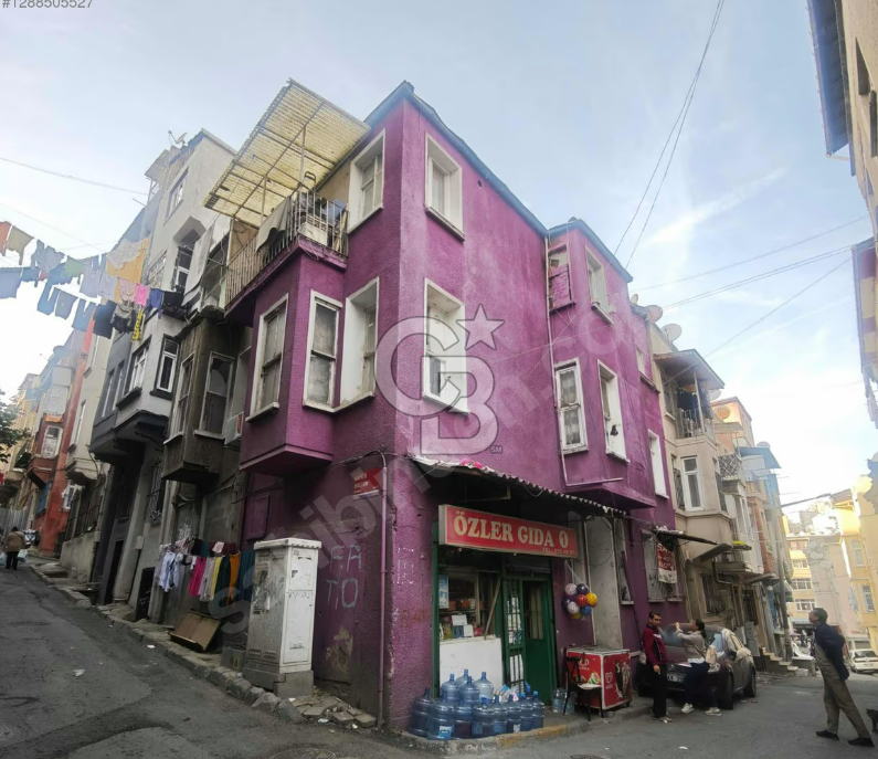 Beyoğlu Tatlıbadem Sokakta Satılık Dükkanlı Köşe Bina 