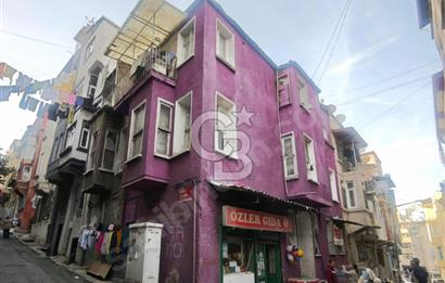 Beyoğlu Tatlıbadem Sokakta Satılık Dükkanlı Köşe Bina 