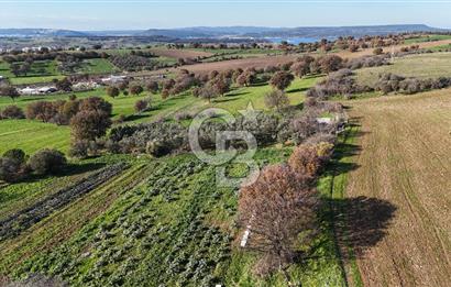 Karacaören’de Full Boğaz & Deniz Manzaralı | Yerleşim İçinde | 2042 m² Satılık Tarla