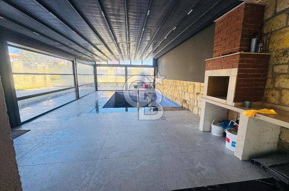 Foça Bağarası Villalar Bölgesinde 4+1 Havuzlu Kiralık Villa