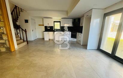 Foça Bağarası Villalar Bölgesinde 4+1 Havuzlu Kiralık Villa