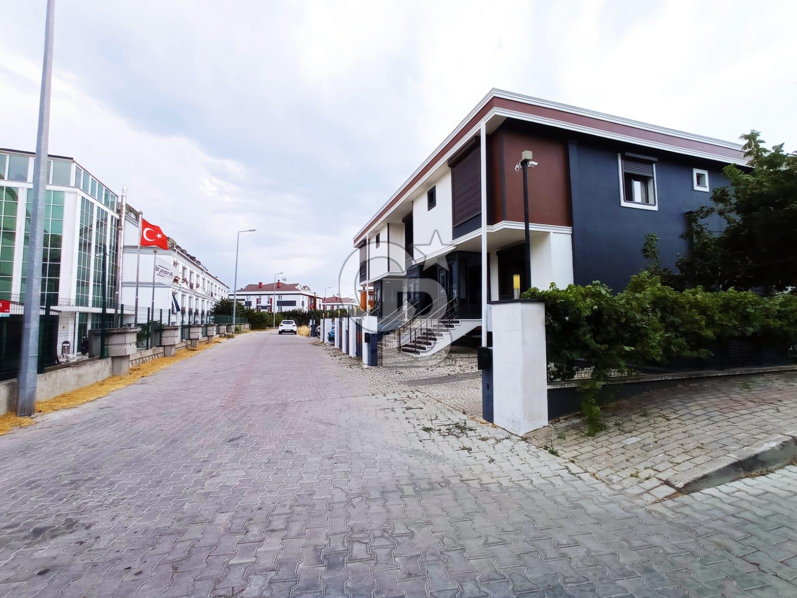 BÜYÜKÇEKMEÇE MİMAROBADA MERKEZİ KONUMDA KİRALIK TRİPLEKS VİLLA