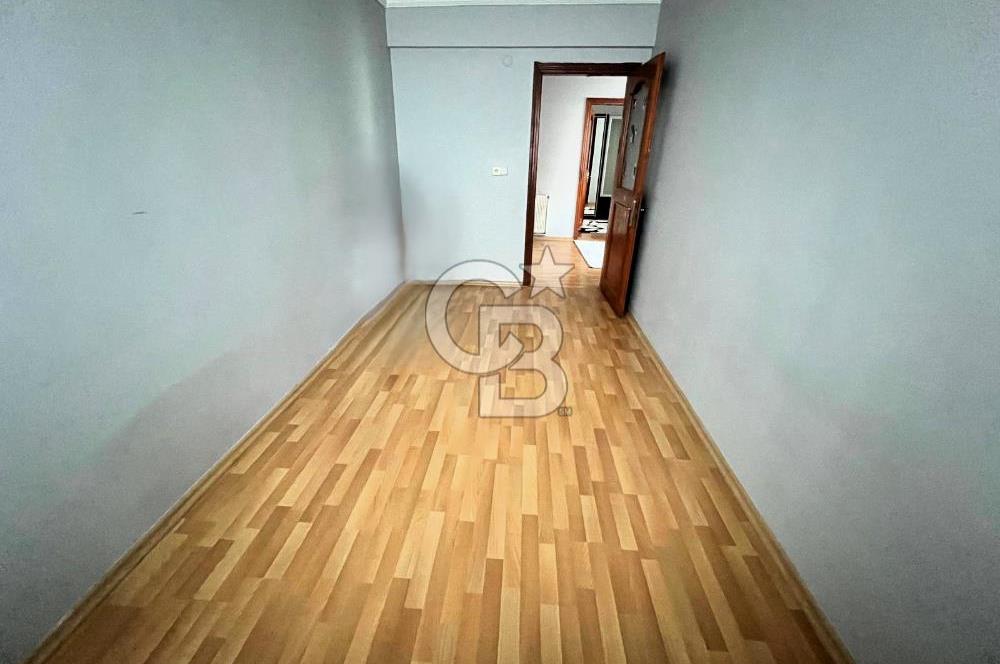 Cadde Üzeri, Geniş, Merkezi Konumda, 2 Balkonlu Kiralık Daire