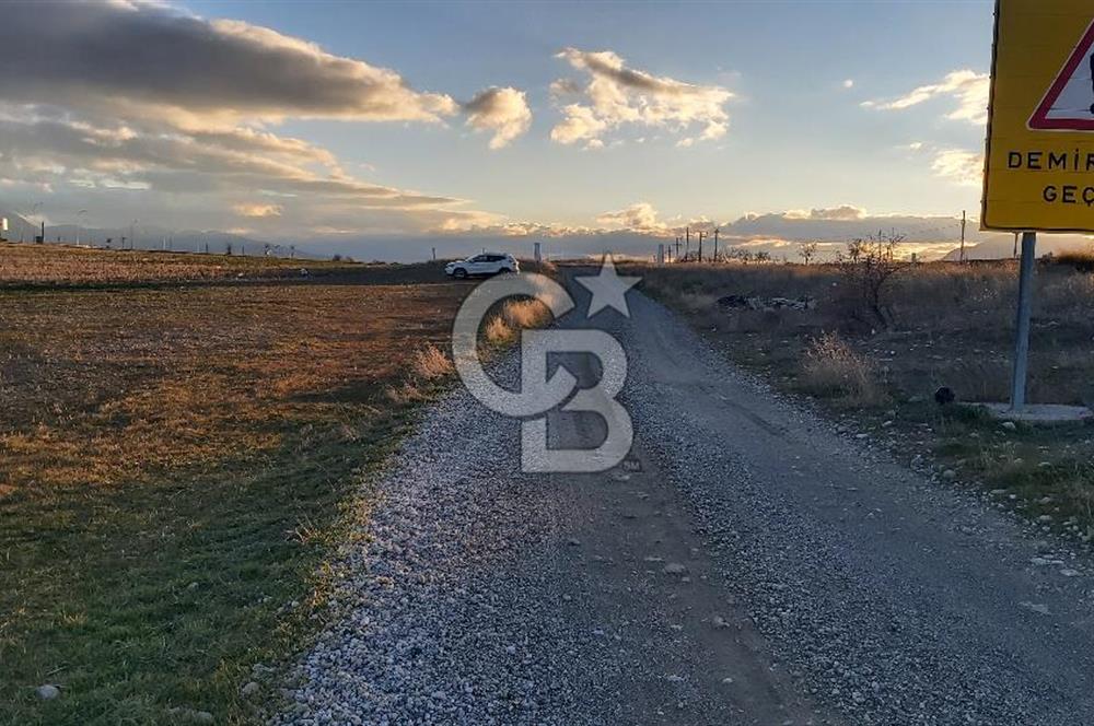 Afyon-Dazkırı Esentepe Mah.Kepezaltı Mevkiinde Ana Yola Yakın 8.327 m² Satılık Tarla