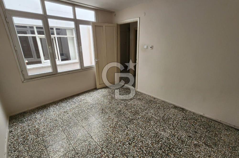 MENEMEN ÇARŞI MERMERLİ MAHALLESİNDE SATILIK ARA KAT 2+1 DAİRE