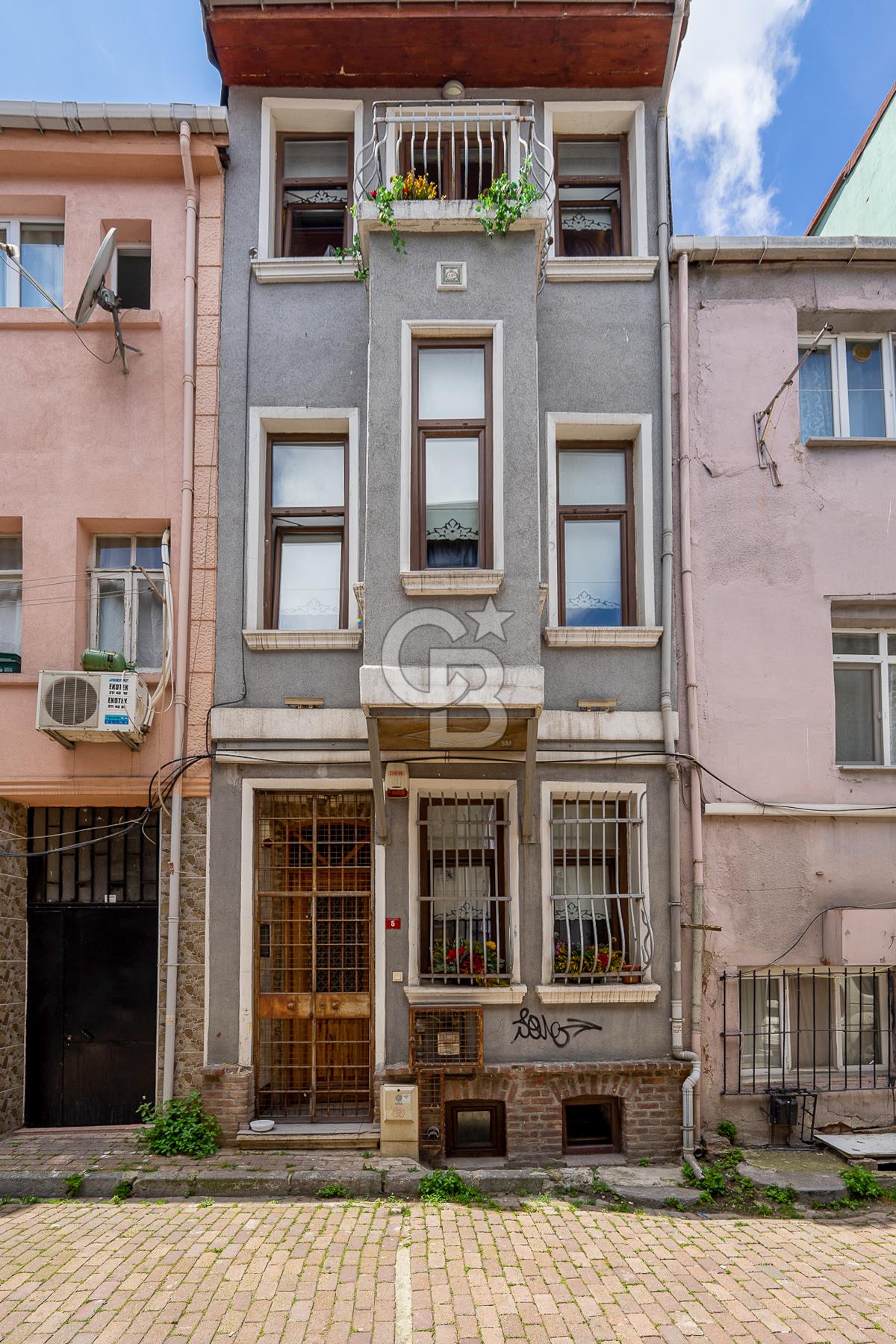 BALAT' da YATIRIMLIK ve YAŞAMLIK SATILIK TARİHİ BİNA