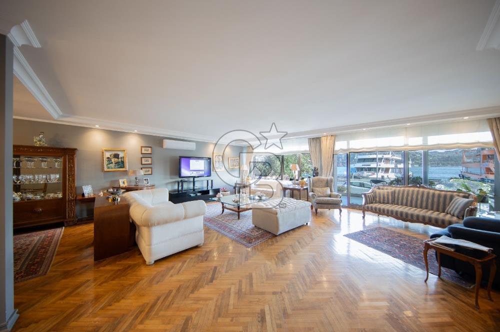 ARNAVUTKÖY SAHİLDE EN SEÇKİN APARTMANDA SATILIK YALI DAİRESİ