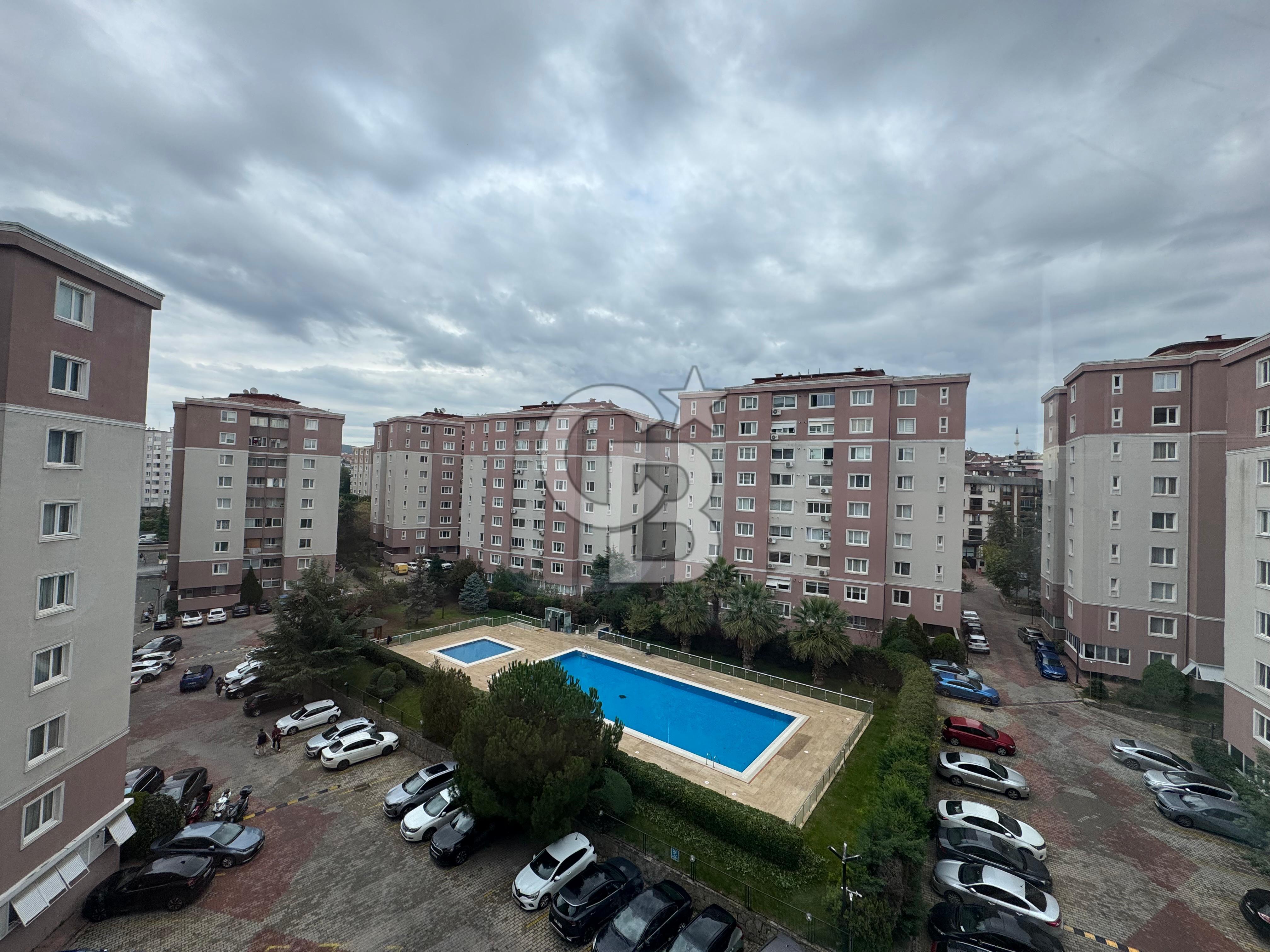 Çekmeköy Yeşil Belde Sitesi'nde 3 + 1 Kiralık Geniş Daire 