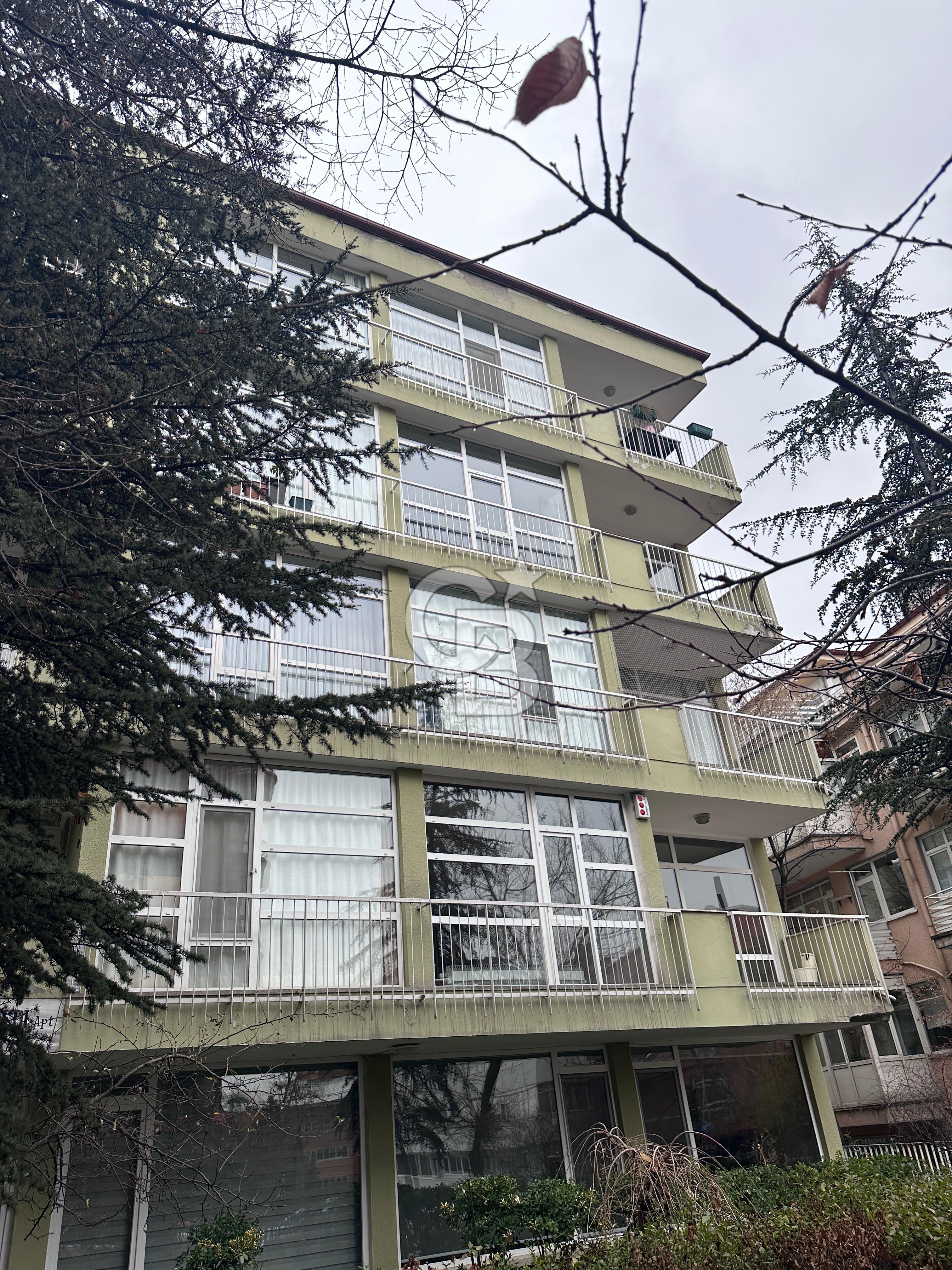 Çankaya Katip Çelebi Sokak'da Otoparklı 3+1 Kiralık Daire