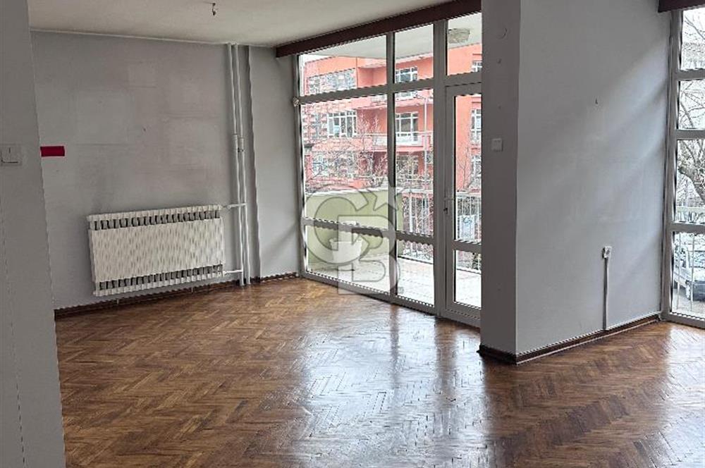 Çankaya Katip Çelebi Sokak'da Otoparklı 3+1 Kiralık Daire