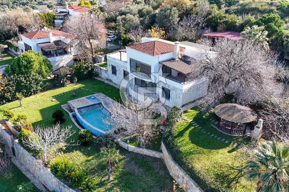 Urla Kekliktepe'de Satılık Panoramik Deniz Manzaralı 5+2 Villa