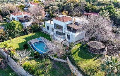 Urla Kekliktepe'de Satılık Panoramik Deniz Manzaralı 5+2 Villa