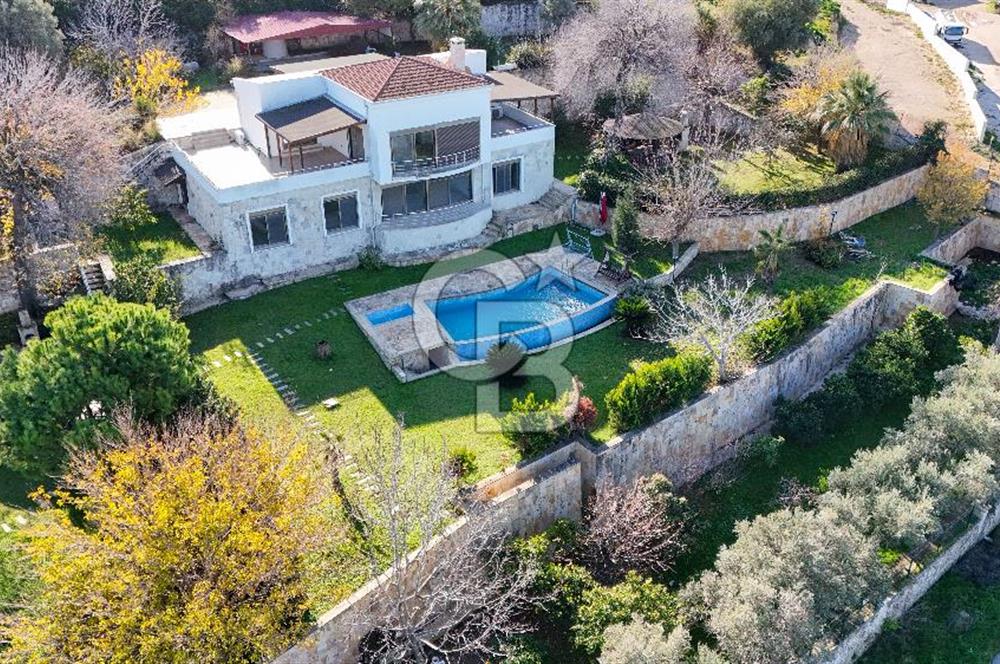 Urla Kekliktepe'de Satılık Panoramik Deniz Manzaralı 5+2 Villa