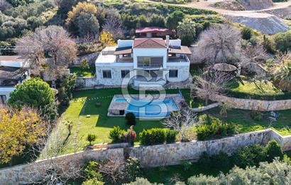 Urla Kekliktepe'de Satılık Panoramik Deniz Manzaralı 5+2 Villa
