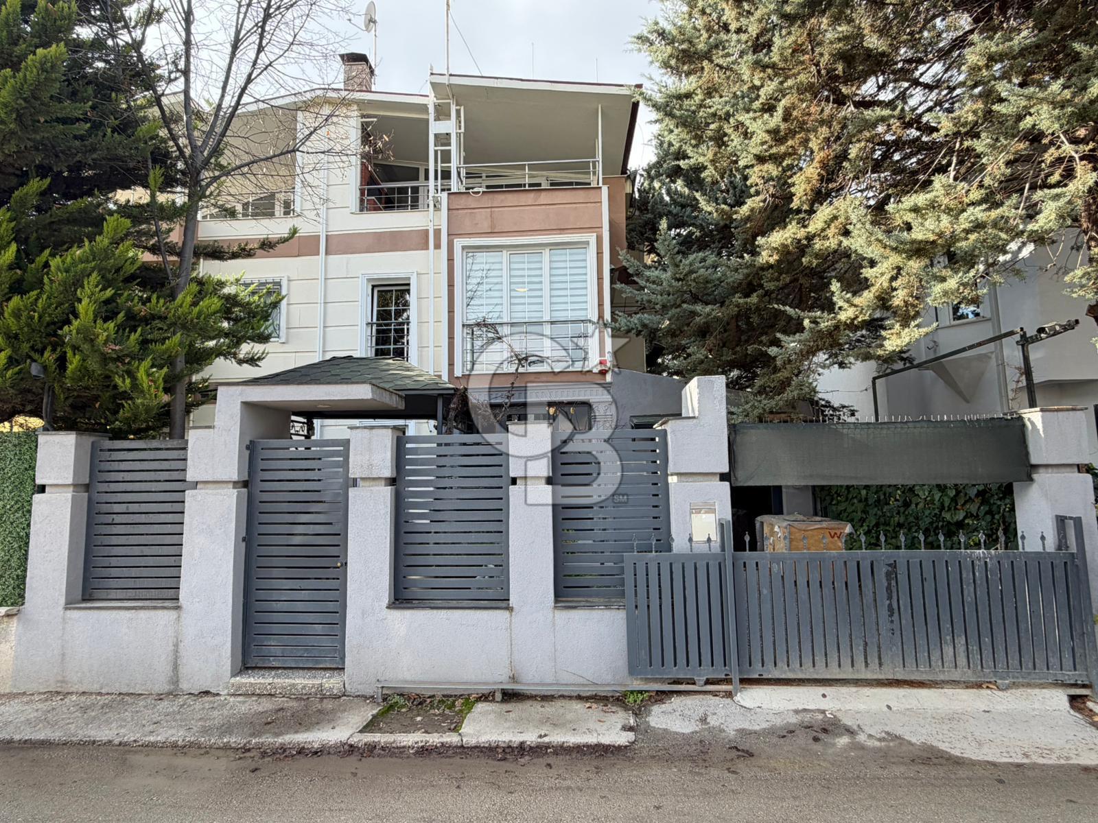 Çankaya İlkbahar Mahallesinde Prestijli Konumda Müstakil Bina