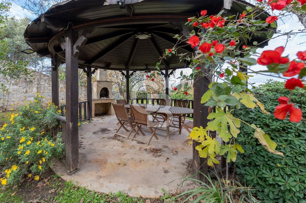 Urla Kekliktepe'de Satılık Panoramik Deniz Manzaralı 5+2 Villa