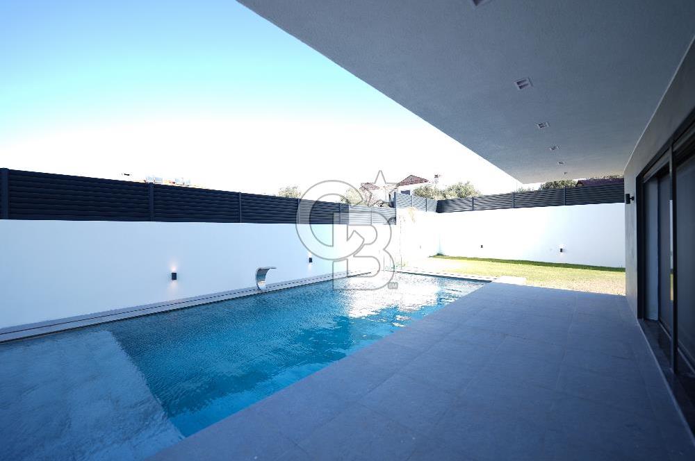 Çeşme Reisdere'de Satılık Sıfır Müstakil Havuzlu 5+1 Villa