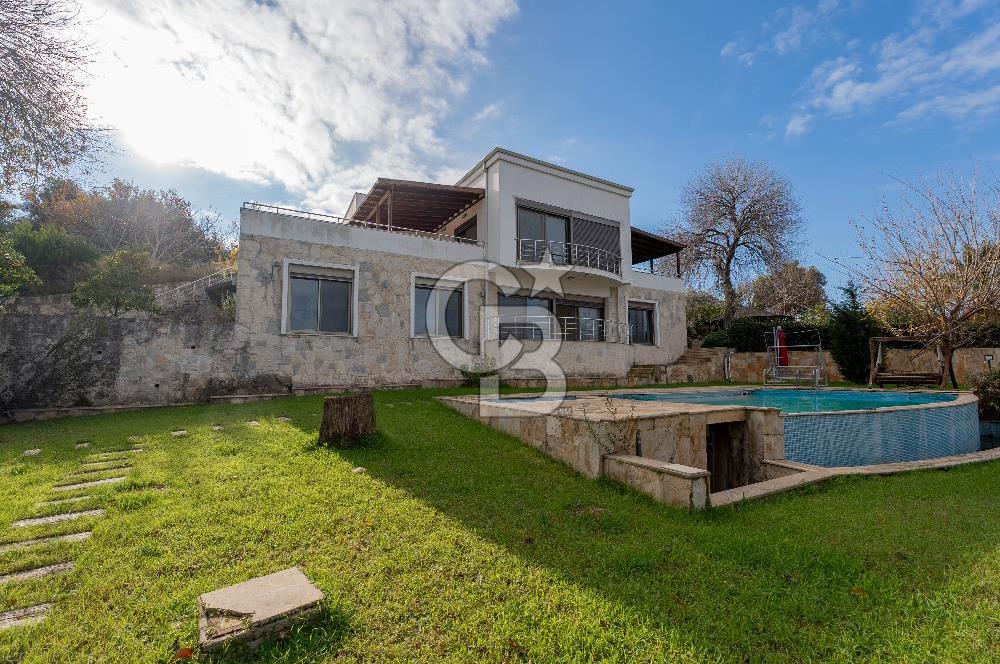 Urla Kekliktepe'de Satılık Panoramik Deniz Manzaralı 5+2 Villa