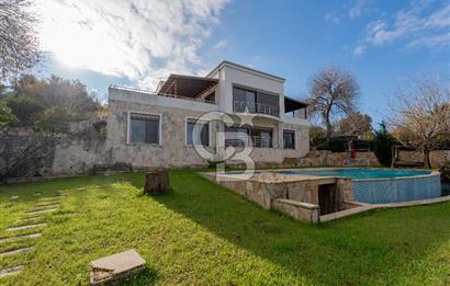 Urla Kekliktepe'de Satılık Panoramik Deniz Manzaralı 5+2 Villa