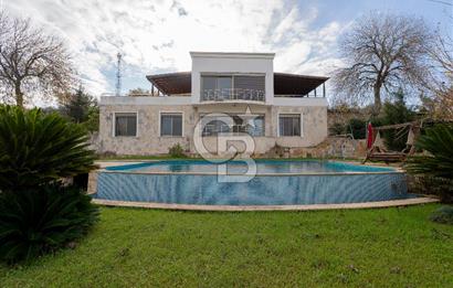 Urla Kekliktepe'de Satılık Panoramik Deniz Manzaralı 5+2 Villa