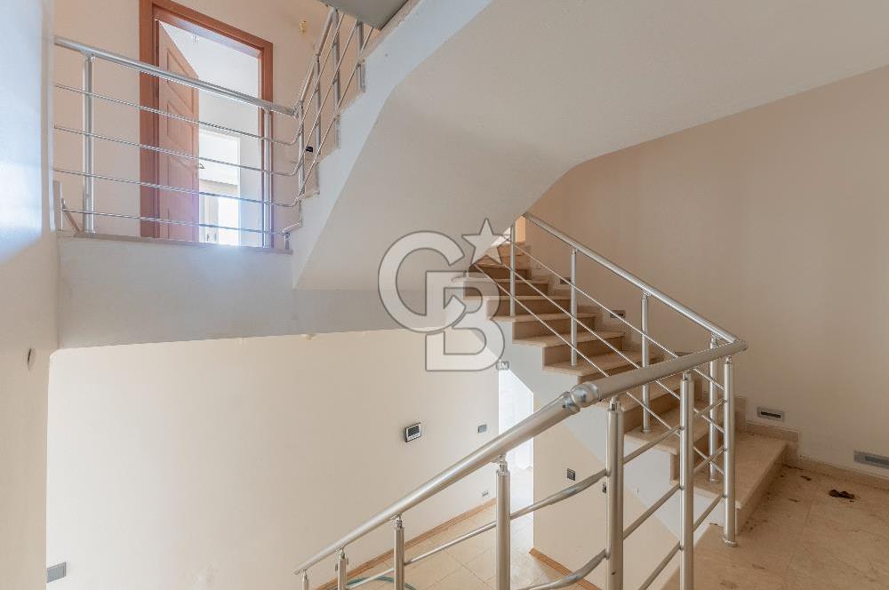 Urla Kekliktepe'de Satılık Panoramik Deniz Manzaralı 5+2 Villa