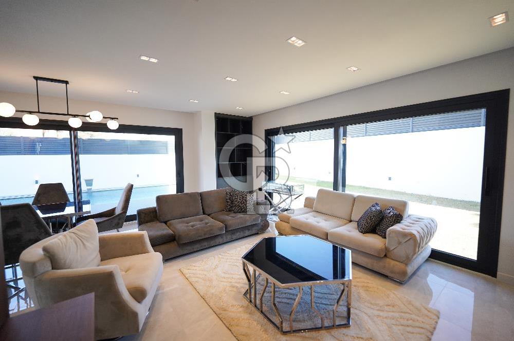 Çeşme Reisdere'de Satılık Sıfır Müstakil Havuzlu 5+1 Villa