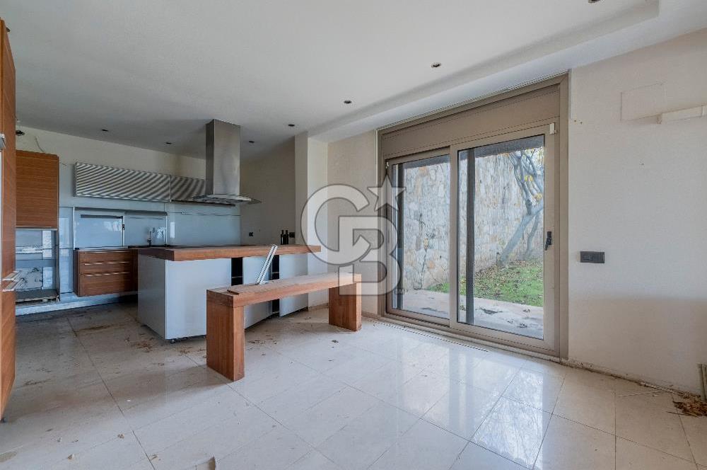 Urla Kekliktepe'de Satılık Panoramik Deniz Manzaralı 5+2 Villa