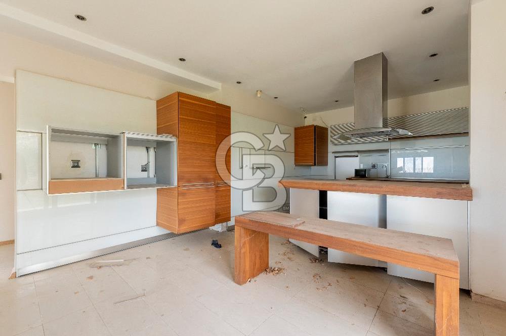 Urla Kekliktepe'de Satılık Panoramik Deniz Manzaralı 5+2 Villa