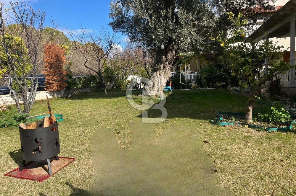 ÇEŞME'DE 500 M2 ALANDA MÜSTAKİL SATILIK TRİPLEKS BAHÇELİ VİLLA