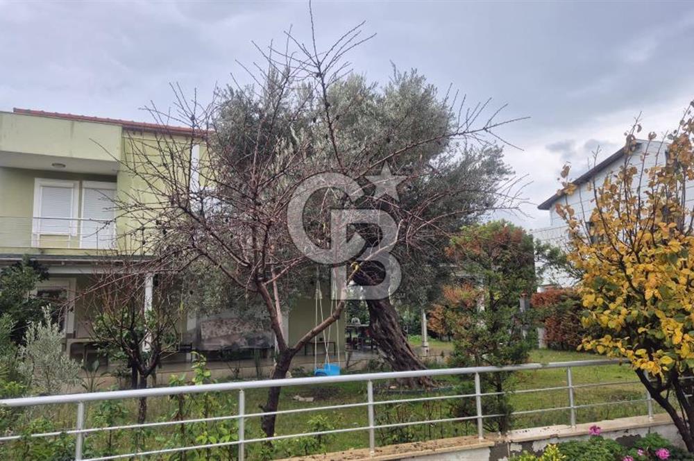 ÇEŞME'DE 500 M2 ALANDA MÜSTAKİL SATILIK TRİPLEKS BAHÇELİ VİLLA